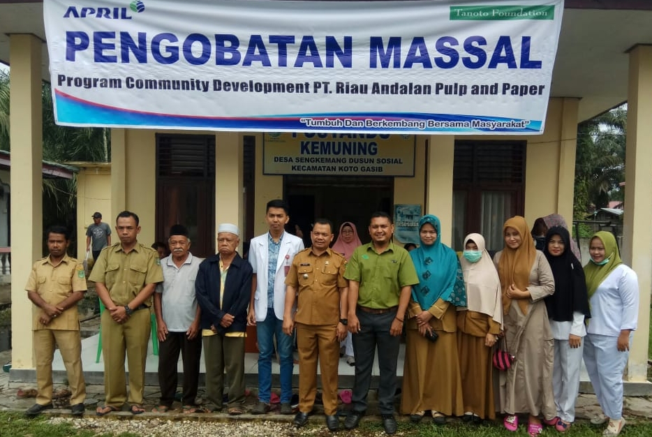 Foto bersama manajemen RAPP dengan Masyarakat Kampung Sekemang dan mahasiswa KKN Kecamatan Koto Gasib Kabupaten Siak