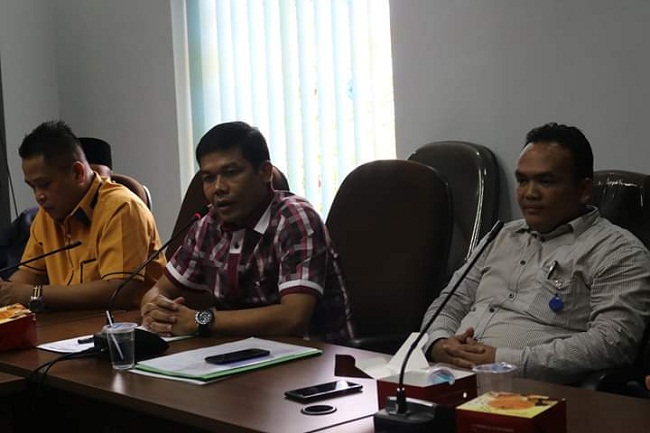 Ketua Komisi IV DPRD Kota Pekanbaru Roni Amriel bersama Anggota Komisi 
IV lainnya yakni Ali Suseno dan Ruslan Tarigan saat melaksanakan hearing
 