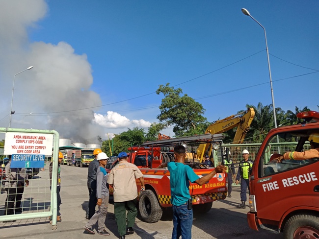 Damkar BPBD Dumai memasuki lokasi kejadian kebakaran di PT SDS Dumai baru-baru ini.