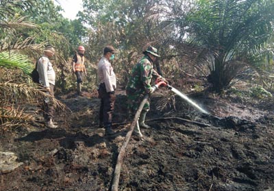 TNI dan Polisi turun ke lokasi Karhutla di Desa Kesuma Kecamatan Pangkalan Kuras. 