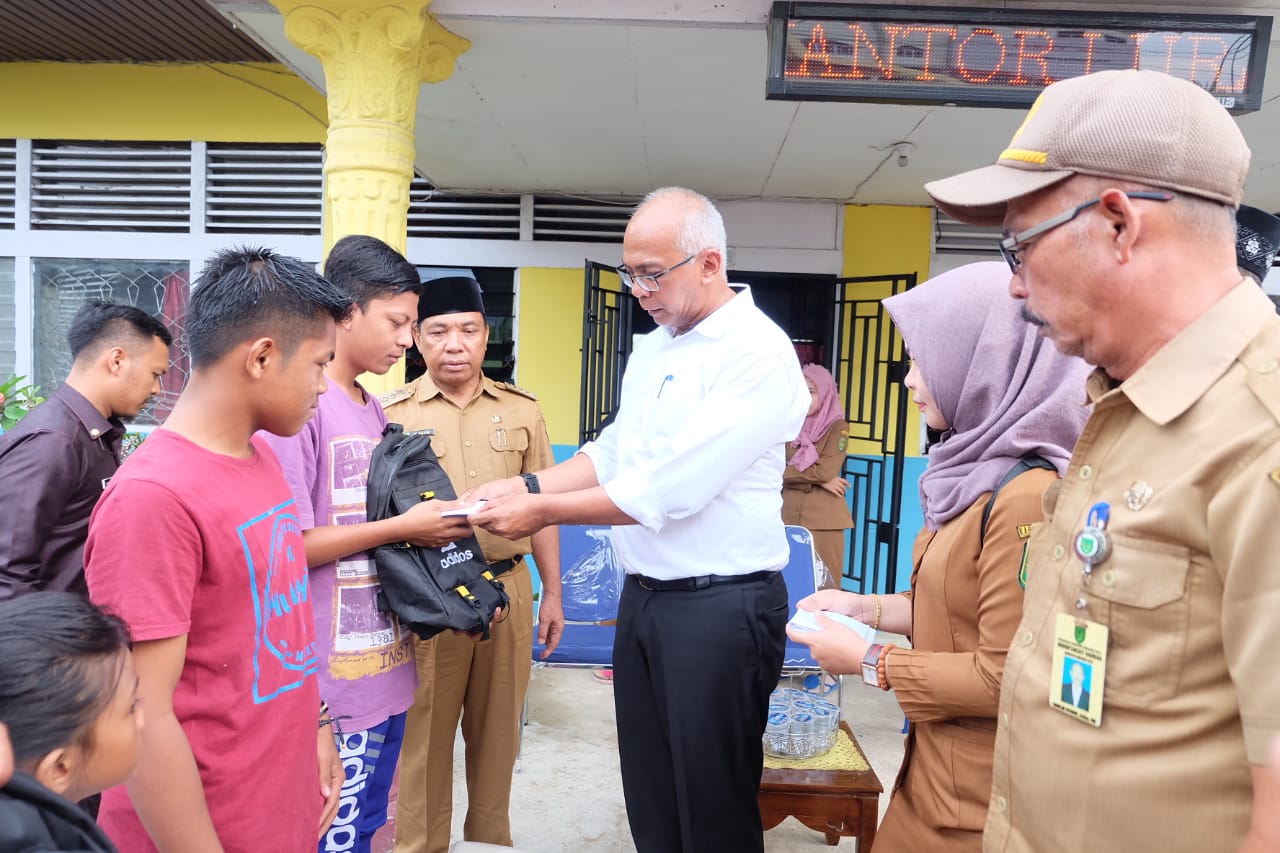 Penjabat (Pj) Bupati Kabupaten Inhil, Rudyanto menyerahkan bantuan kepada korban kebakaran