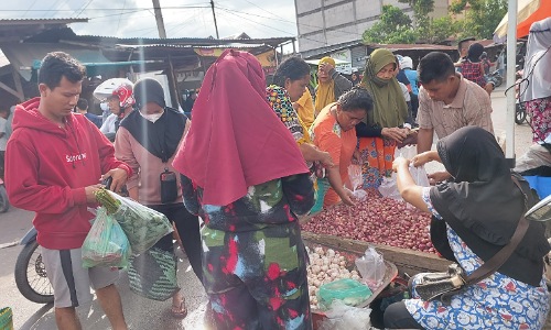 Masyarakat Dumai berbelanja di Pasar Bundaran Dumai.(foto: bambang/halloriau.com)