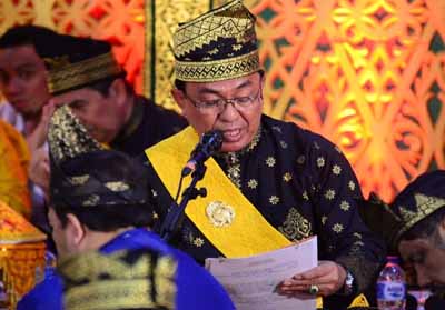 Bupati Kabupaten Inhil, HM Wardan diberi kehormatan untuk memimpin doa pada prosesi pemberian gelar adat Jokowi.