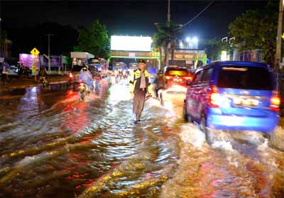 Kondisi banjir di sebagian jalan Pekanabaru.