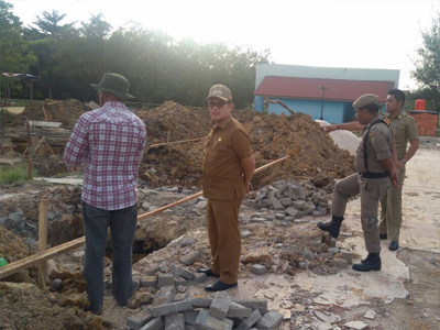   Walikota Dumai Drs H Zulkifli AS MSi meninjau pembangunan Astaka MTQ Riau di Lapangan Taman Bukit Gelanggang baru-baru ini.