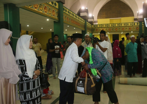  Bupati Pelalawan HM Harris melepas kepergian Calon Jamaah Haji (CJH) Kabupaten Pelalawan ke tanah suci, Kamis (3/7).
