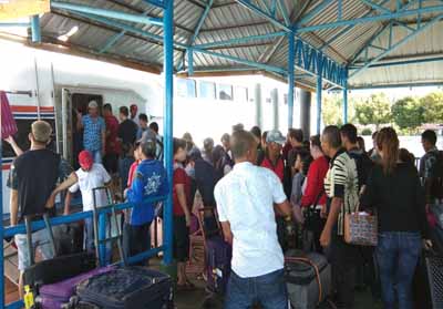  Ratusan penumpang kapal tujuan Tanjung Balai dan Batam terlihat di pelabuhan BSL Bengkalis, Senin (11/2/2019).