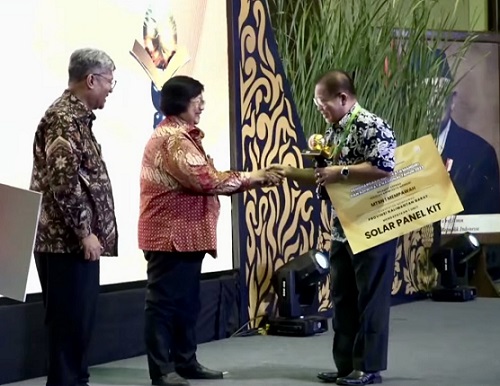 Menteri LHK, Siti Nurbaya serahkan penghargaan untuk SD Global Andalan Estate Ukui (foto/ist)