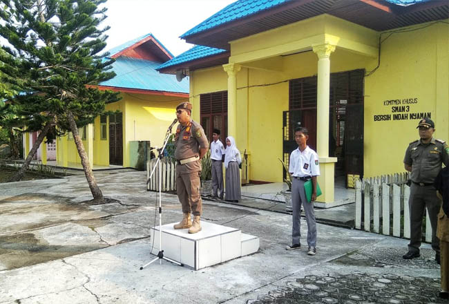 Kasat Polisi Pamong Praja Kepulauan Meranti, Helfandi SE MSi beri motivasi kepada SMA Negeri 3 Selatpanjang, Kecamatan Tebingtinggi.