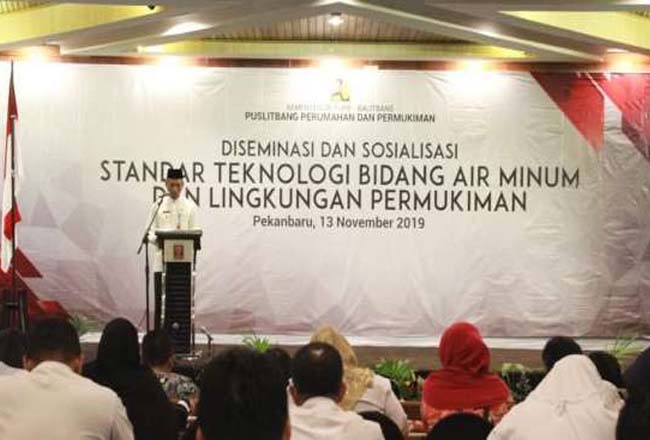  Wakil Wali Kota Pekanbaru, Ayat Cahyadi memberikan sambutan pada pembukaan sosialisasi diseminasi standar teknologi bidang air minum dan lingkungan pemukiman, di ruang Bertuah Hotel Pangeran Pekanbaru, Rabu (13/11/2019). 