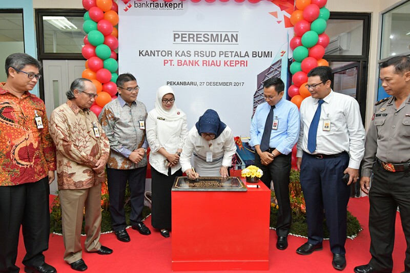 Gubri diwakili Asisten III Bidang Administrasi Umum Setdaprov Riau Hj. Indrawati Nasution menandatangani prasasti tanda peresmian Kantor Kas Bank Riau Kepri di RSUD Petala Bumi, Kamis (27/12/17).