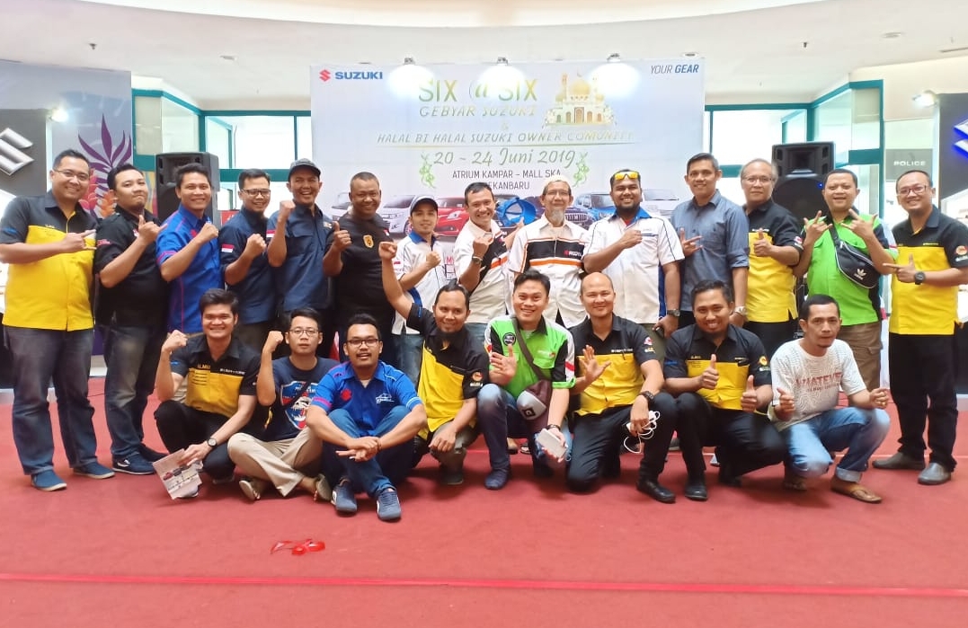 Manajemen Main Dealer Suzuki Wilayah Riau, Sejahtera Buana Trada (SBT) Riau foto bersama dengan Komunitas mobil Suzuki di Riau saat halalbihalal di Mal Ska, Sabtu (22/6/2019).