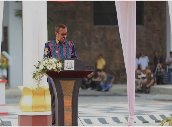  Gubri H Syamsuar beri sambutan saat peresmian Gedung Kantor Kejaksaan Tinggi Riau.