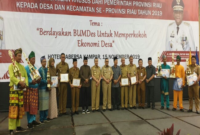 Bupati Suyatno menerima secara simbolis Bantuan Keuangan Khusus dari Pemerintah Provinsi Riau.