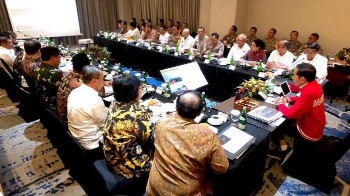 Jokowi pimpin rapat koordinasi terkait penanggulangan kebakaran hutan dan lahan (Karhutla), Senin (16/9/2019) malam di Pekanbaru.