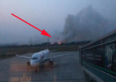  Api Karhutla tampak begitu dekat ke bandara Samarinda. FOTO: Merdeka