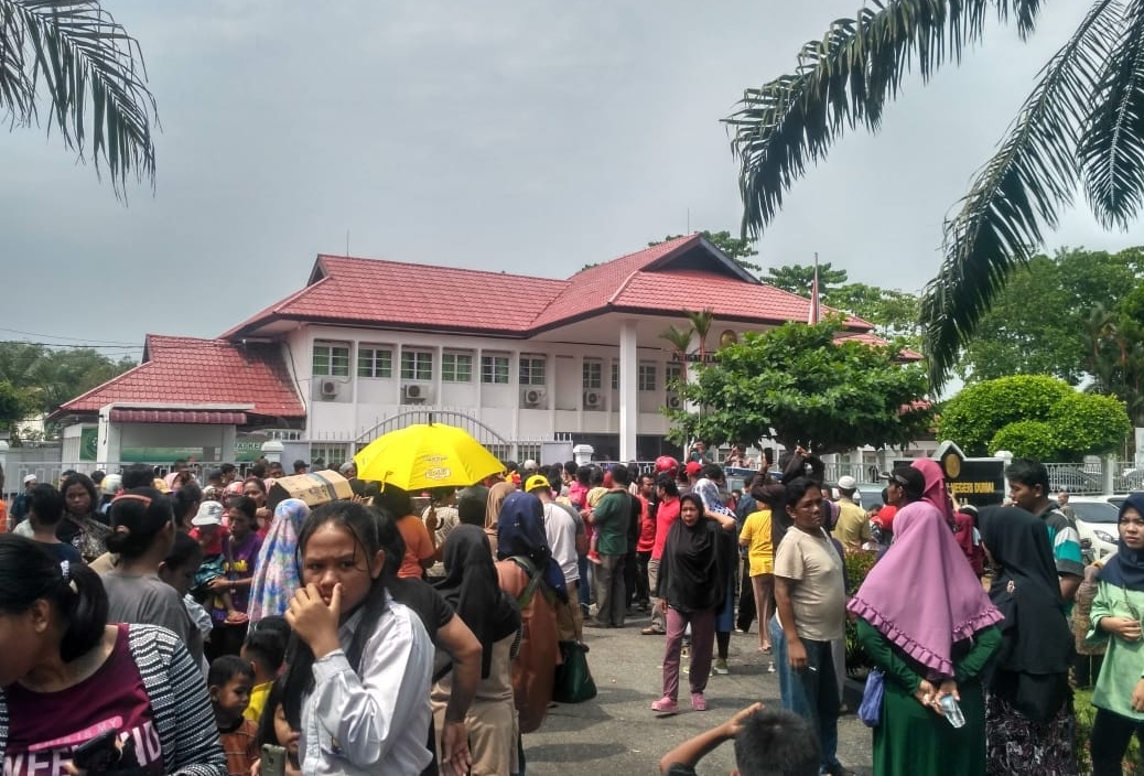 Ratusan warga RT 13, 14, 15 dan RT 16 Kelurahan Bumi Ayu, Kecamatan Dumai Selatan menuntut pembatalan eksekusi lahan. 