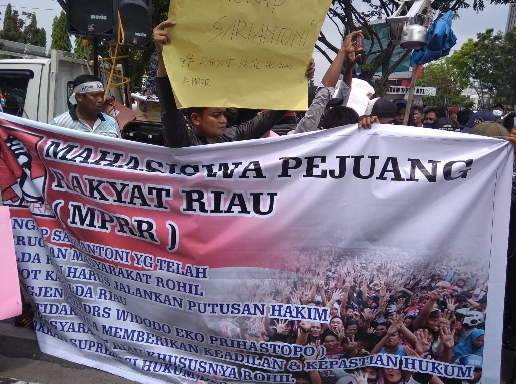 Demo warga Rohil di Mapolda Riau.