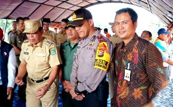 Bupati Rohul Sukiman dan Pimpinan BRK Kanca Pasir Pangaraian memberikan bantuan sembako pada korban banjir.
