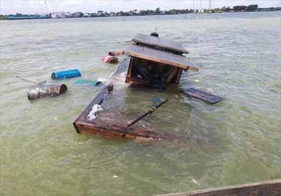 Kapal Pompong milik Ali yang tenggelam di perairan Kuala Asam.