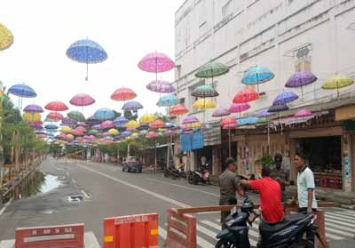 1.000 payung dipasang di Kota Bagansiapiapi.