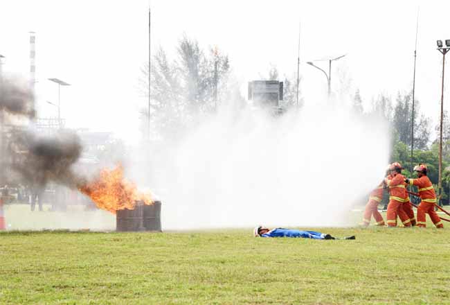 Tim pemadam kebakaran PT Pertamina RU II latihan memadamkan kebakaran paska serangan pesawat tidak dikenal terhadap kilang minyak Putri Tujuh Dumai.