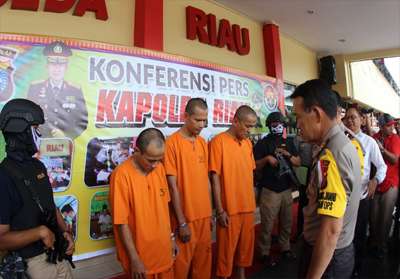 Para tersangka saat ekspos di Mapolda Riau.