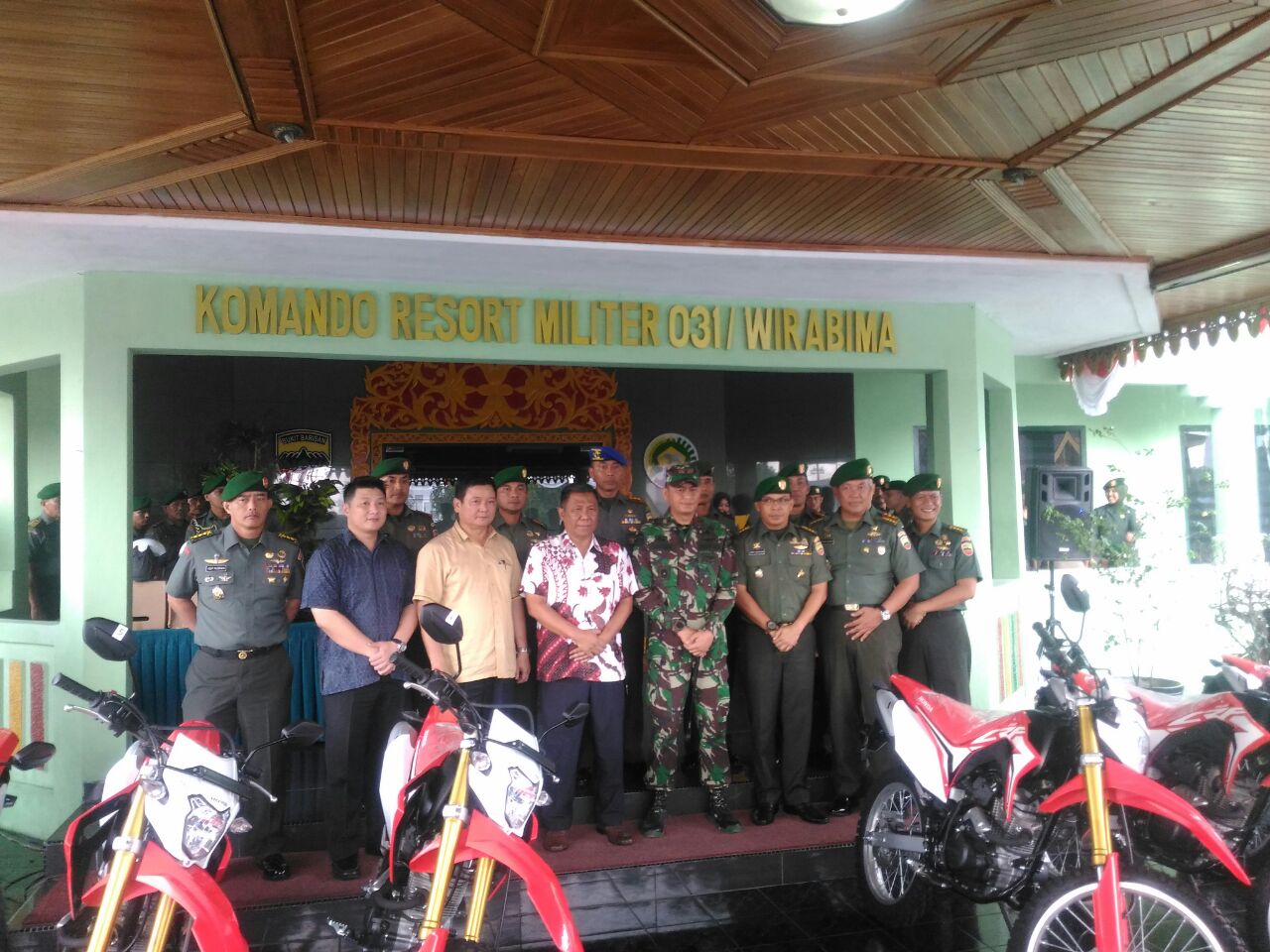 Komandan Satuan Tugas (Dansatgas) Kebakaran Hutan dan Lahan (Karhutla) Riau, Brigjen Sonny Aprianto SE foto bersama dalam suatu acara.