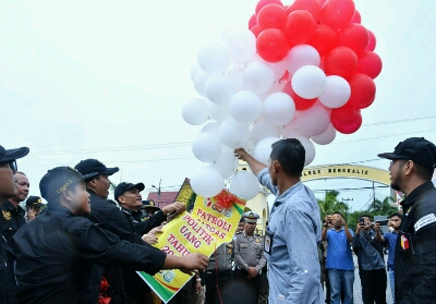 Pelepasan balon secara simbolis apel pengawasan patroli satgas anti politik uang.