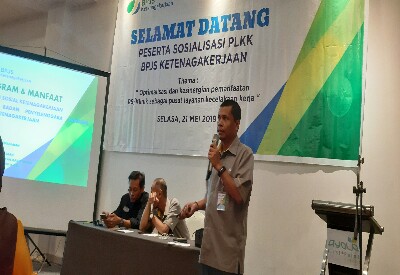 Esra Marudut CH Nababan selaku Kepala bidang Kepesertaan BPJS TK cabang Pekanbaru Panam memberikan sambutan.