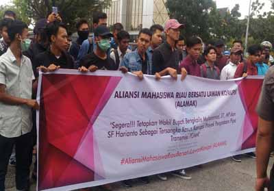 Aliansi Mahasiswa Riau Bersatu Lawan Korupsi (Alamak), gelar unjuk rasa terkait korupsi pipa di Inhil.