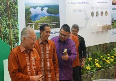 Presiden Joko Widodo berkunjung ke stand APRIL dalam Trade Expo Indonesia (TEI) 2018 di Indonesia Convention Exhibition, Bumi Serpong Damai (BSD) pada 24 hingga 28 Oktober 2018.