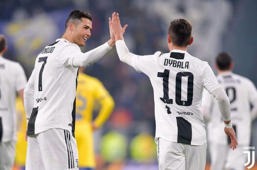 Cristiano Ronaldo (kiri) dan Paulo Dybala. Foto : Kompas 