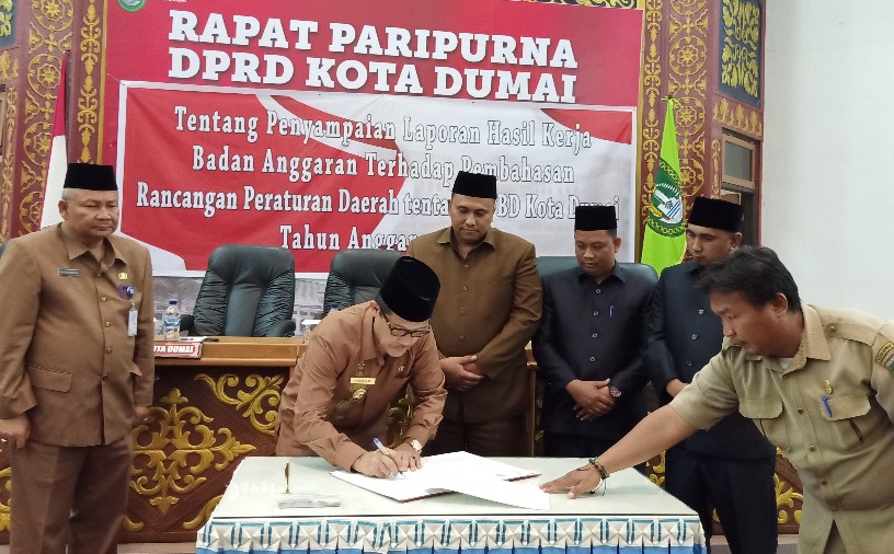 Walikota Dumai Drs H Zulkifli AS M.Si menandatangani RAPBD Dumai 2020 usai Paripurna di gedung DPRD baru-baru ini
