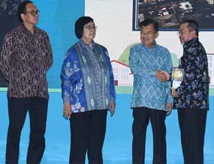 Sekda Bengkalis, H Bustami HY saat memerima piala Adipura dari Wakil Presiden, Jusuf Kalla.