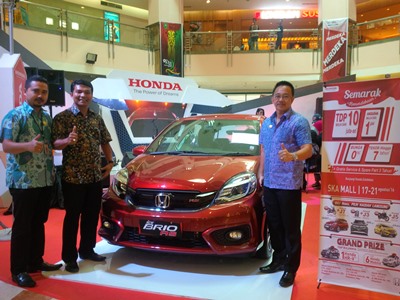 GM Honda Soekarno Hatta (kanan) bersama Sales Manager Honda SM Amin, Warinto dan Supervisor HSH, Moko (kiri) saat pameran di Mal Ska, Pekanbaru