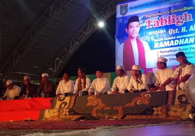 Walikota Dumai H Zulkifli AS duduk bersebelahan dengan UAS dalam
 kegiatan Tabligh Akbar menyambut Ramadhan di Taman Bukit Gelanggang 
Jalan HR Soebrantas Dumai Minggu malam kemarin.<br>