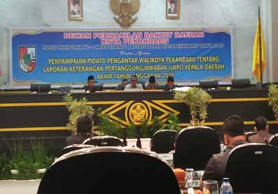   Walikota Pekanbaru, Ayat Cahyadi dalam sidang paripurna ke-8 masa sidang I DPRD Kota Pekanbaru terkait Penyampaian Pidato Pengantar Walikota Pekanbaru Tentang Laporan Keterangan Pertanggungjawaban Kepala Daerah Akhir Tahun 2018.