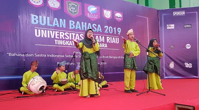 Penampilan siswa SMA di Bulan Bahasa FKIP UIR Kamis siang (21/11 2019)