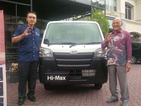 Kepala Cabang Astra Daihatsu Pekanbaru, Dodik Priambodo (kiri) dan Kacab Capella Medan Daihatsu Cabang Pekanbaru, Yazwardi saat launching Hi-Max di Pekanbaru