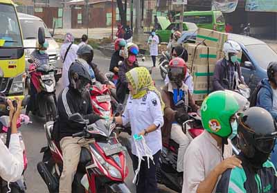 Pembagian masker oleh Fraksi Golkar DPRD Pekanbaru bagi pengendara.