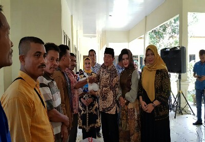 Bupati Sukiman, Ketua K3S Peni Herawati, salurkan bantuan sembako kepada petugas kebersihan, penyapu jalan dan abang becak menjelang Idul Fitri.
