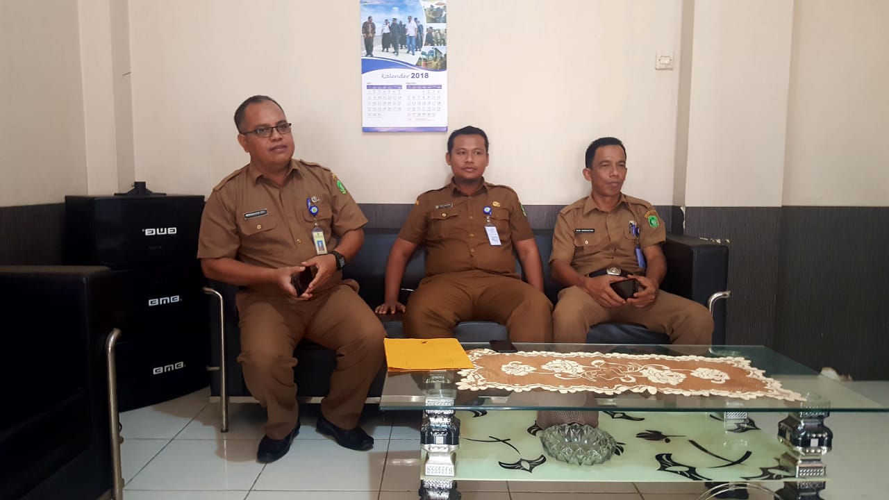Kabag Humas Sekretariat Daerah Kabupaten Kepulauan Meranti, Hery Saputra, didampingi Sekretaris BKD, Bakharuddin dan Kasubid Pengadaan Pegawai, Budi Hardiantika.