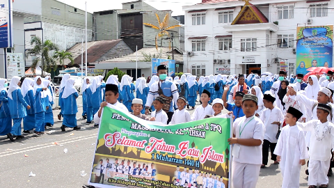 Pelajar peserta pawai yang ikut meriahkan Tahun Bahu Islam.