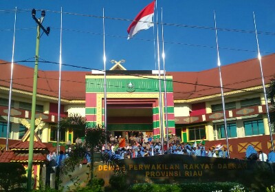 Massa saat berhasil masuk halaman DPRD Riau.
