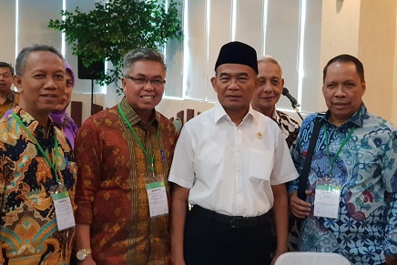 Rektor UIR Prof Syarinaldi dan Wakil Rektor I Syafhendry bersama Menteri Pendidikan dan Kebudayaan RI Prof Dr Muhadjir Effendy (baju putih)
