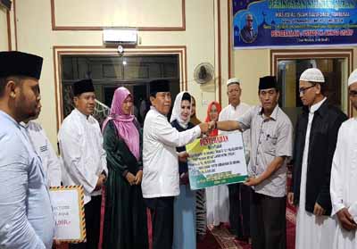Bupati Sukiman didampingi Sekda Abdul Haris, serahkan bantuan untuk anak yatim dari BAZNas Rohul ke pengurus masjid, saat Safari Ramadan di Kecamatan Tambusai.