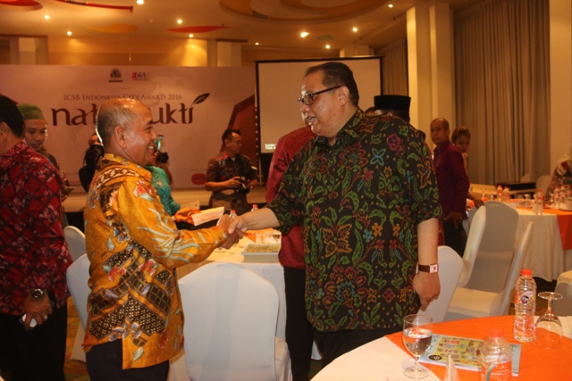 Bupati Pelalawan HM Harris bersalaman dengan Menteri Koperasi & UMKM, A.A.G.N Puspayoga, di acara Penghargaan ICSB Indonesia City Award 2016.