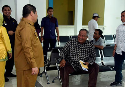 Bupati Bengkalis Amril Mukminin berincang dengan warga saat sidak ke UPT Dukcapil Mandau.