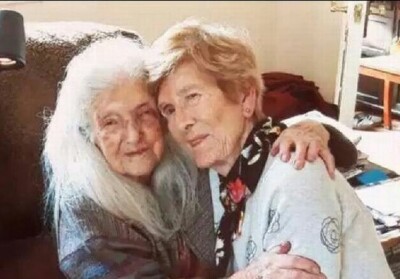 Eileen Macken (81) saat bertemu ibu kandungnya, Elizabeth (103).